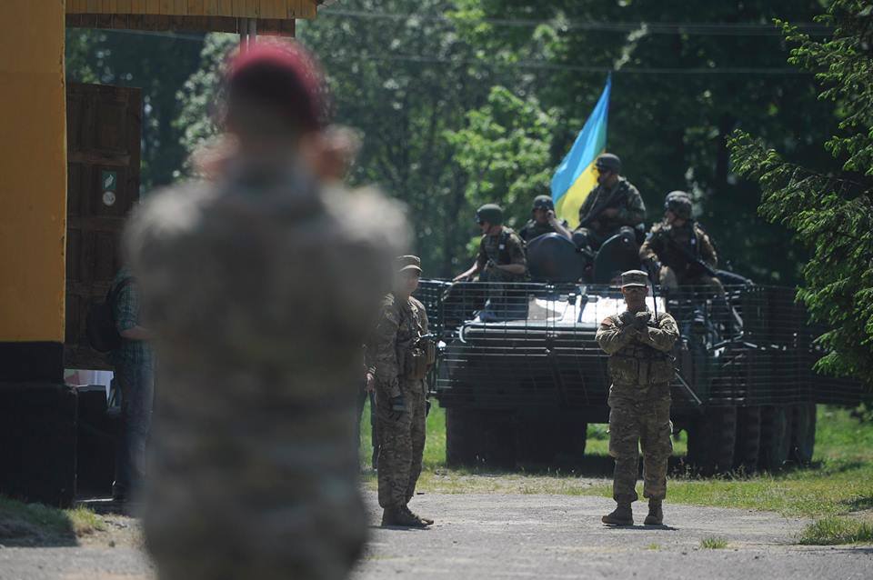 Як українські і американські військові Яценюка на БТРі катали (ФОТО) - фото 7
