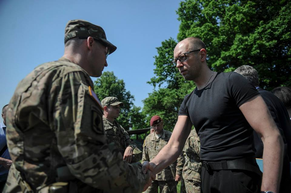 Як українські і американські військові Яценюка на БТРі катали (ФОТО) - фото 1