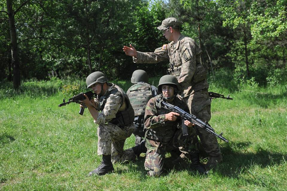 Як українські і американські військові Яценюка на БТРі катали (ФОТО) - фото 4