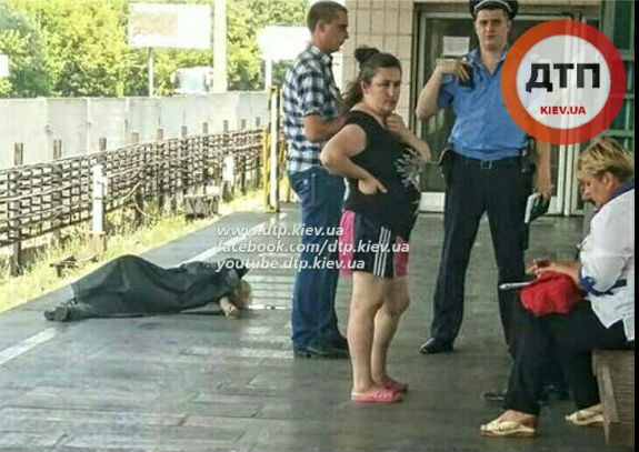 На платформі столичної станції метро "Гідропарк" помер чоловік (ФОТО 18+) - фото 1