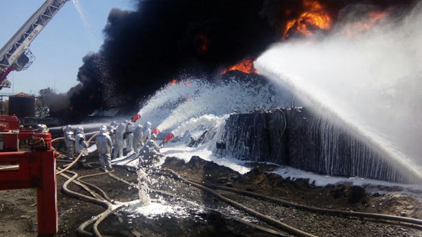 На палаючій нафтобазі рятувальники розпочали "пінну атаку" (ФОТО) - фото 2