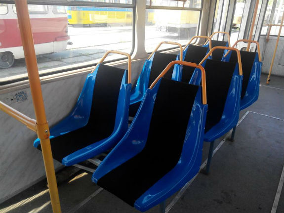 У столичних трамваях встановили нові сидіння (ФОТОФАКТ) - фото 1
