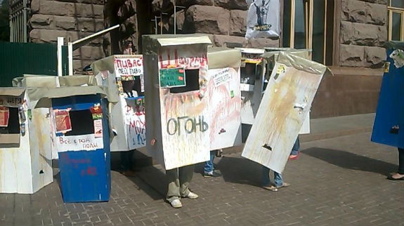 Активісти під Київрадою затролили Кличка картонними МАФами (ФОТО) - фото 1