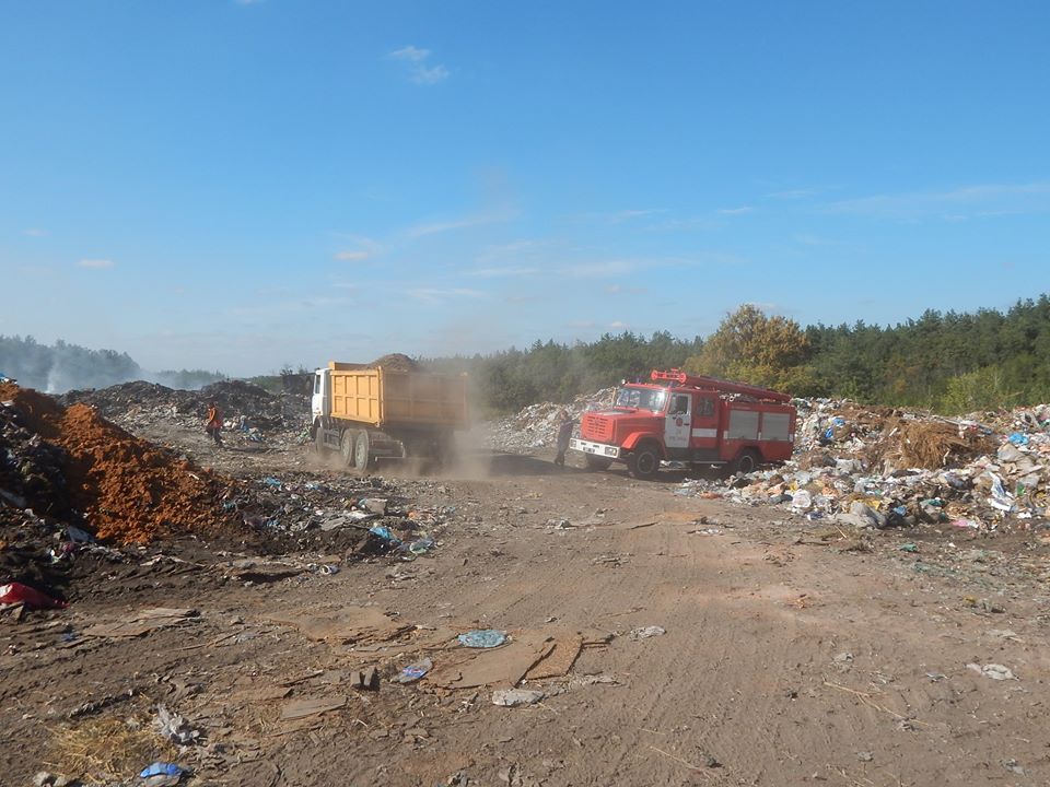 У Тростянці триває ліквідація пожежі на сміттєвому полігоні - фото 6