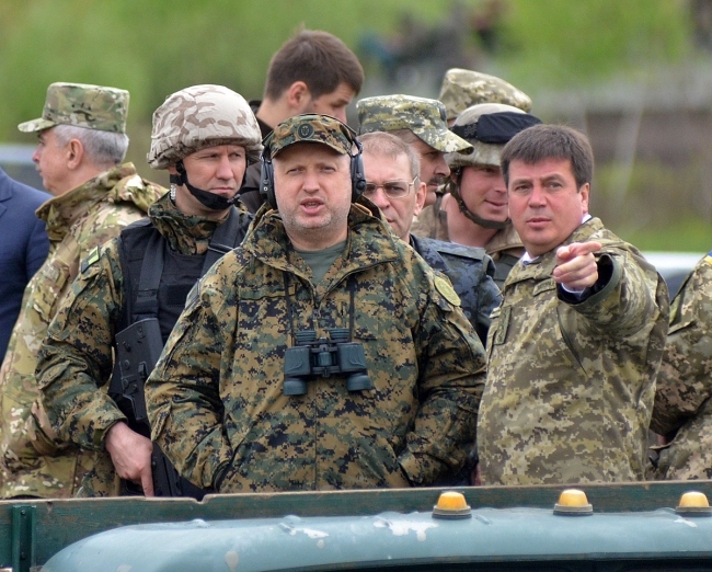 Як Турчинов випробовував на міцність укріплення на Житомирщині (ФОТО) - фото 2