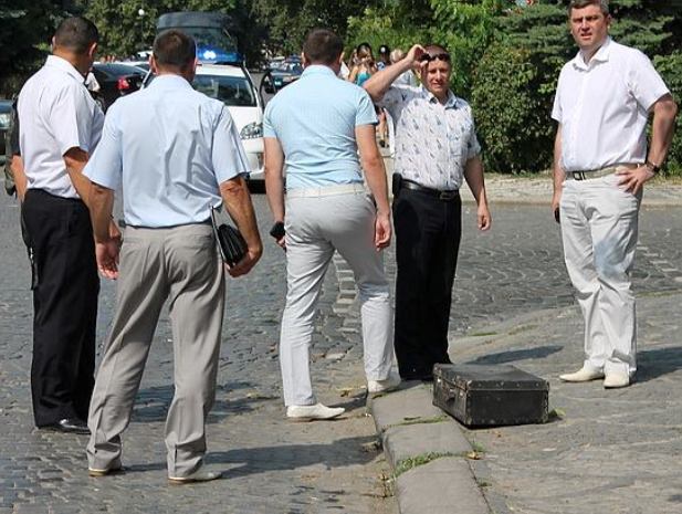 Відбій: Стара валіза навпроти адмінбудівлі міліції в Ужгороді виявилася порожньою (ФОТО) - фото 1