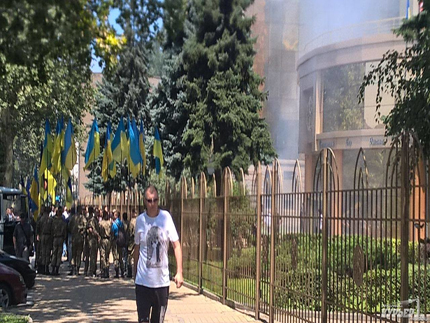 Під господарським судом в Одесі запалили покришки - фото 1