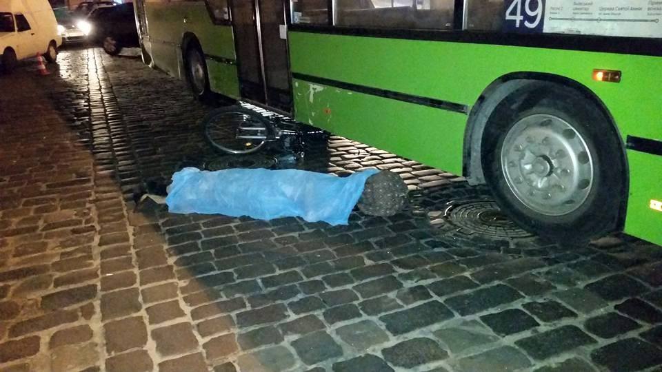 У Львові під колесами маршрутки загинув велосипедист - фото 5