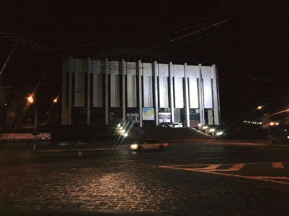 З "Українського дому" вночі зняли величезний банер "Україна, час молитися!" (ФОТО) - фото 2
