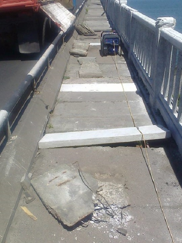 У Дніпропетровську після "свіжого" ремонту на мосту вже з’явилися латки - фото 2