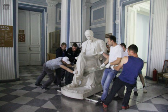 Зі столичного музею демонтували пам'ятник Леніну, який читає газету  (ФОТО) - фото 2