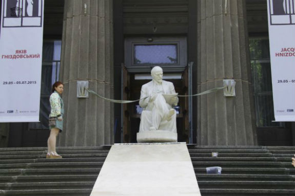 Зі столичного музею демонтували пам'ятник Леніну, який читає газету  (ФОТО) - фото 1