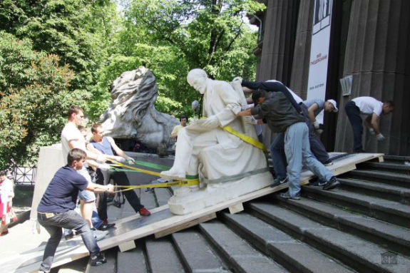 Зі столичного музею демонтували пам'ятник Леніну, який читає газету  (ФОТО) - фото 3