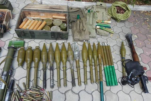 Бійці "Донбасу" знайшли у Широкиному "забутий" бойовиками путінський арсенал - фото 5