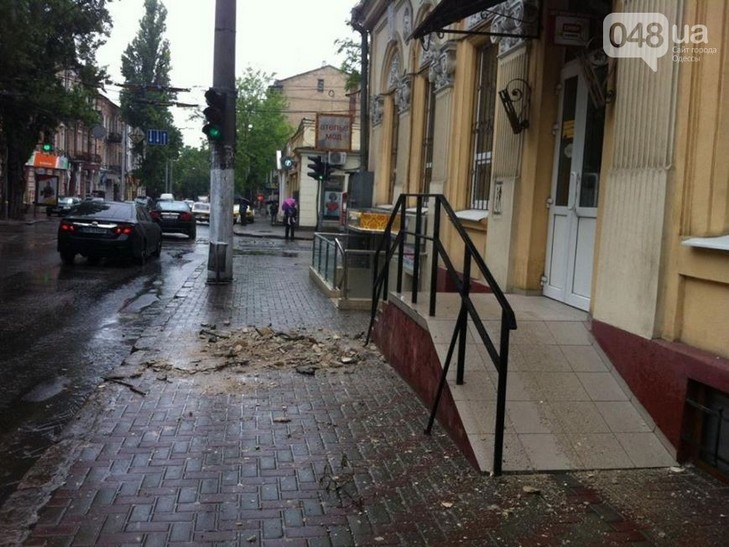 В центрі Одеси обвалився карниз одного з будинків - фото 1