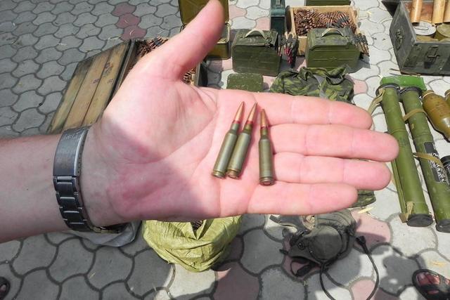 Бійці "Донбасу" знайшли у Широкиному "забутий" бойовиками путінський арсенал - фото 6
