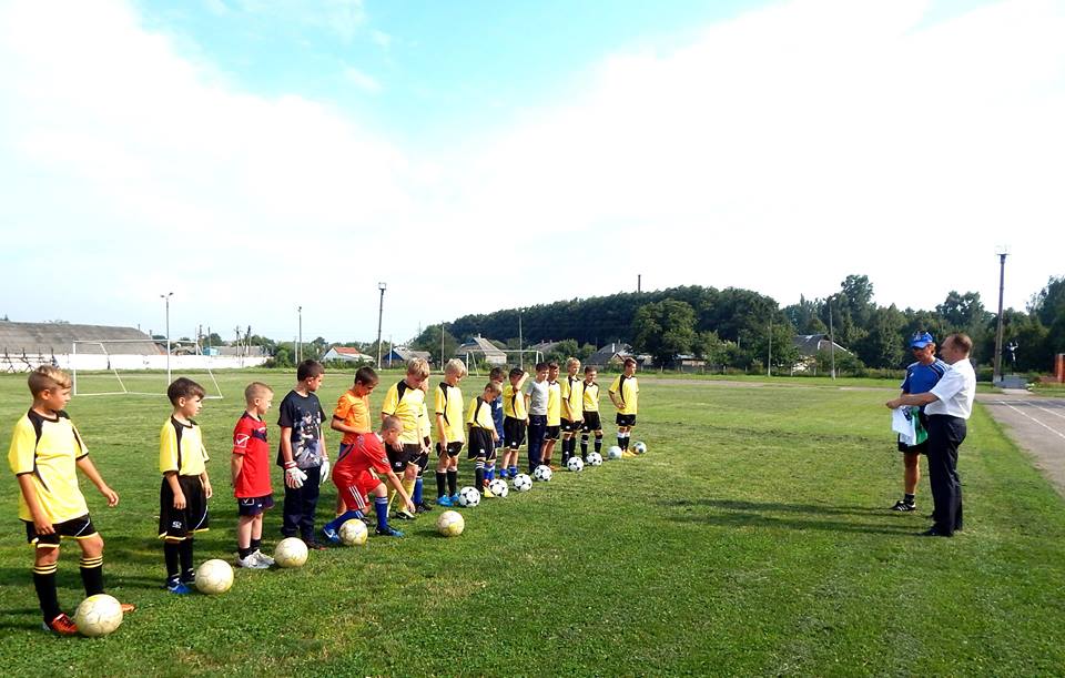 Дитячій футбольній команді з Тростянця подарували нову форму виробництва Іспанії - фото 1