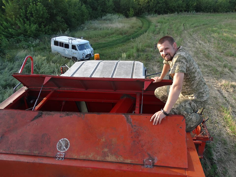 Як українські військові допомогли донецьким селянам евакуювати комбайн з-під обстрілів (ФОТО, ВІДЕО) - фото 2