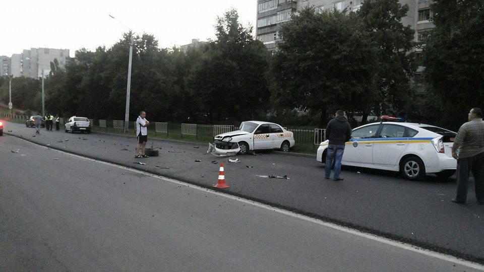У Львові водія прикували до огорожі - фото 2