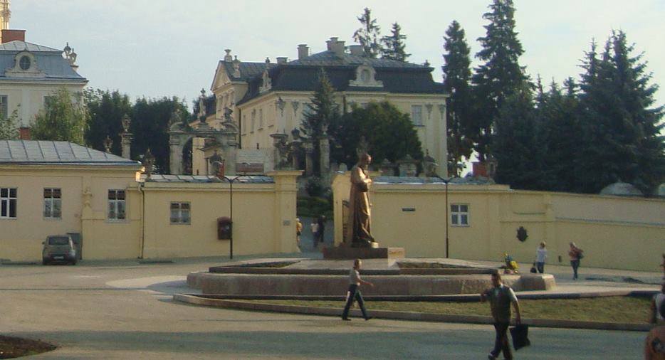 Біля пам'ятника Шептицькому забороняють кататись на велосипедах - фото 2