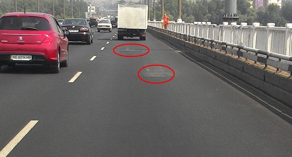 У Дніпропетровську після "свіжого" ремонту на мосту вже з’явилися латки - фото 1