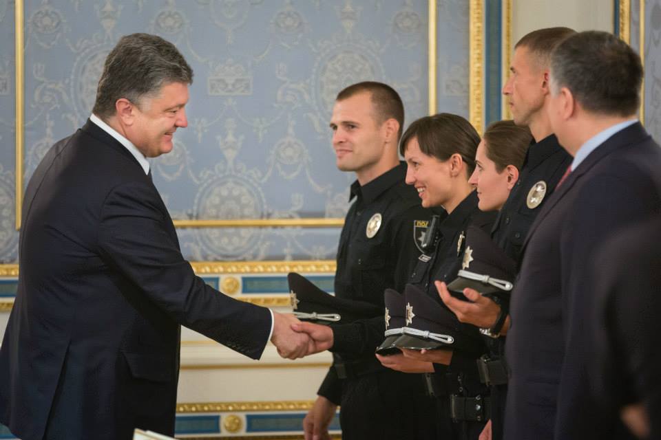 Порошенко відзначив фотосесією підписання закону про поліцію - фото 2