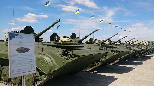 Порошенко запевнив, що українська армія не гола й не боса  - фото 5