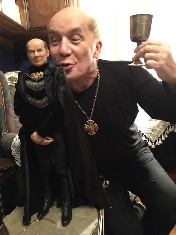 Відомий російський актор у захваті від ляльки харківського майстра - фото 1