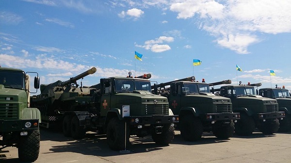 Порошенко запевнив, що українська армія не гола й не боса  - фото 4