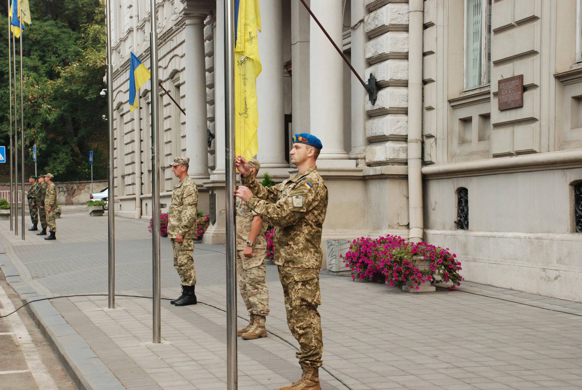 Яценюк внесе у Раду законопроект про прапор - фото 4