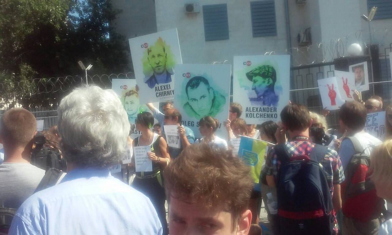 Під російським посольством у Києві вимагають звільнити Сенцова та Кольченка  - фото 4