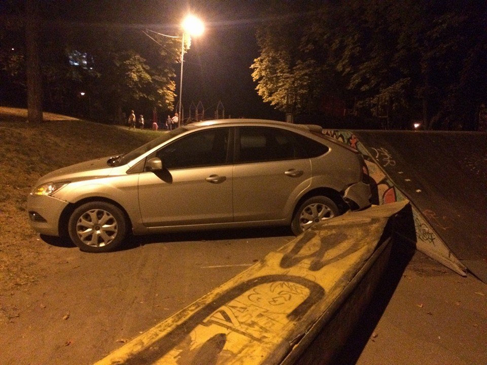 У Львові автомобіль розтрощив скейт-парк  - фото 1