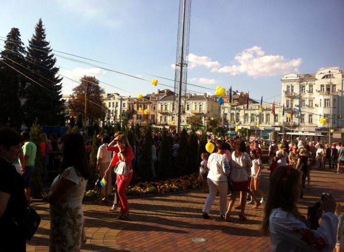 Тисячі вінничан вийшли на вулиці міста, щоб привітати один одного зі святом Незалежності  - фото 2