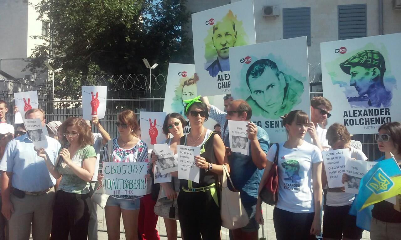 Під російським посольством у Києві вимагають звільнити Сенцова та Кольченка  - фото 2