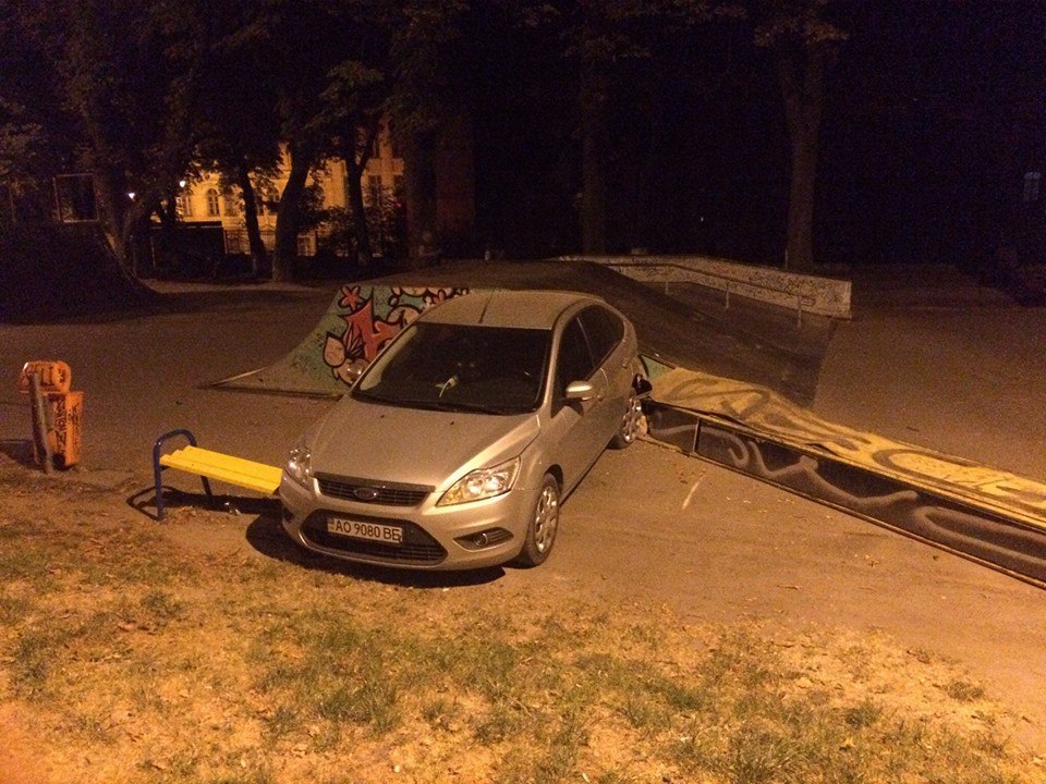 У Львові автомобіль розтрощив скейт-парк  - фото 3