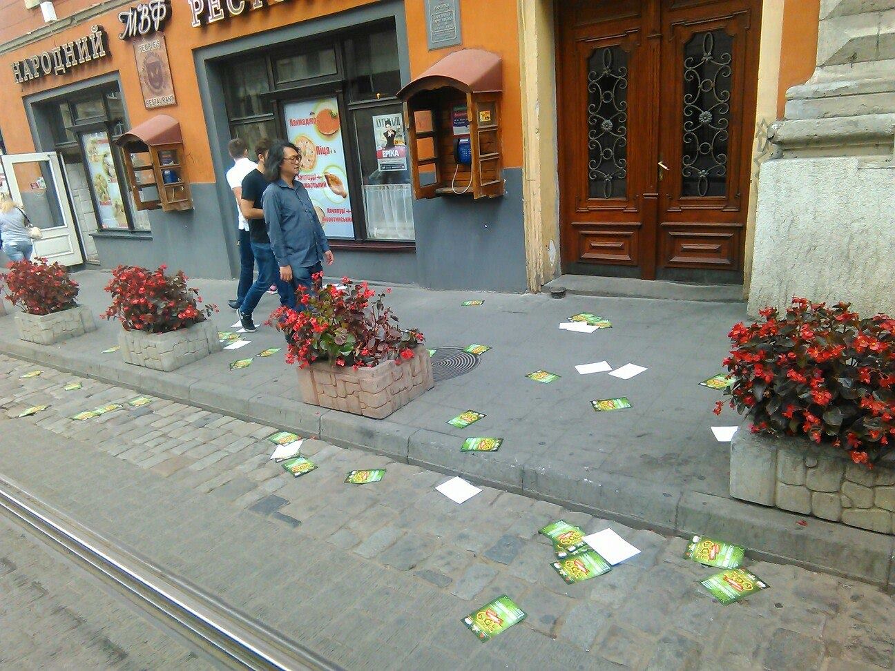Промоутери пива "Львівське" розкидали флаєри у центрі Львова - фото 1