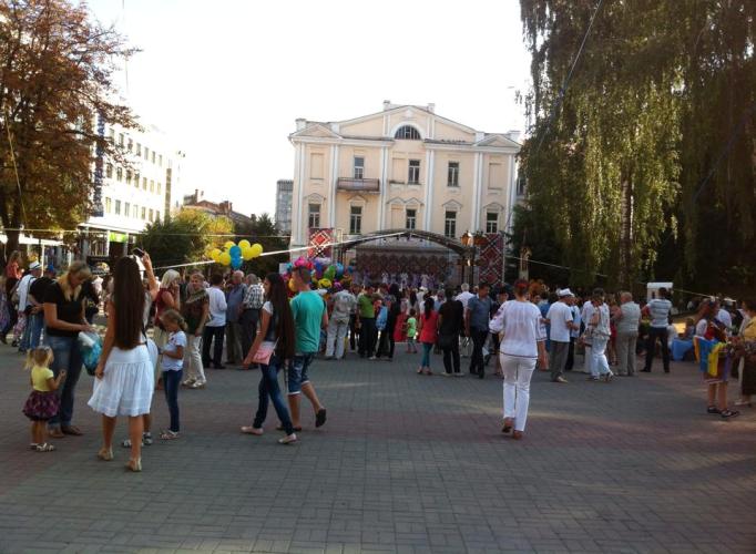 Тисячі вінничан вийшли на вулиці міста, щоб привітати один одного зі святом Незалежності  - фото 7