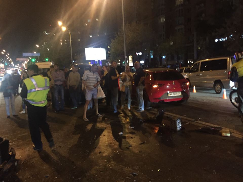 На проспекті Геров Сталінграда в Києві зіткнулися 5 машин, є постраждалі - фото 6