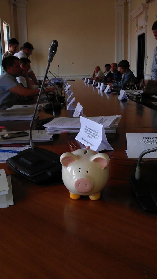 Кличку у Київраді "підклали" рожеву свиню (ФОТОФАКТ) - фото 2
