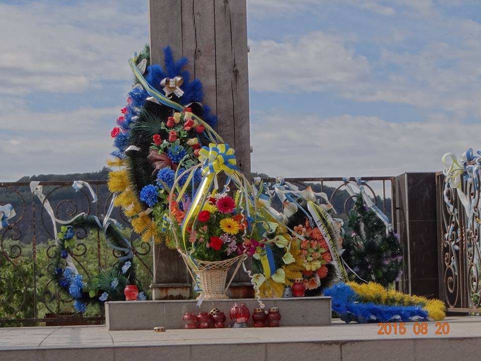 На Закарпатті вандали познущалися з монументу “Красне Поле” - фото 3