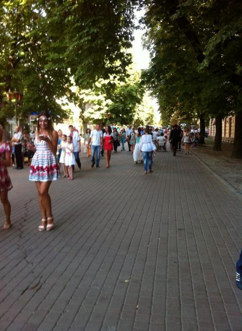 Тисячі вінничан вийшли на вулиці міста, щоб привітати один одного зі святом Незалежності  - фото 15