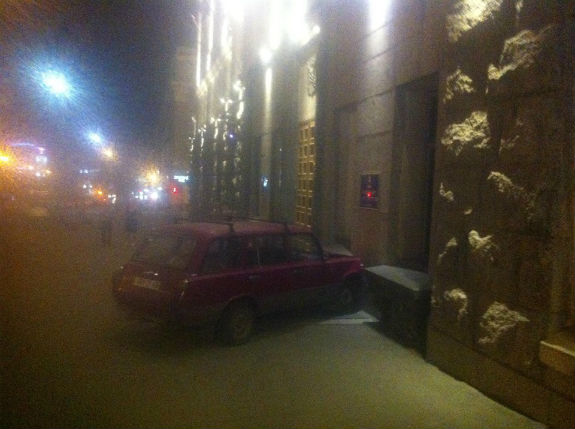 У Харкові міліція офорлює ДТП за участю будівлі міськради та "Жигулів" - фото 2