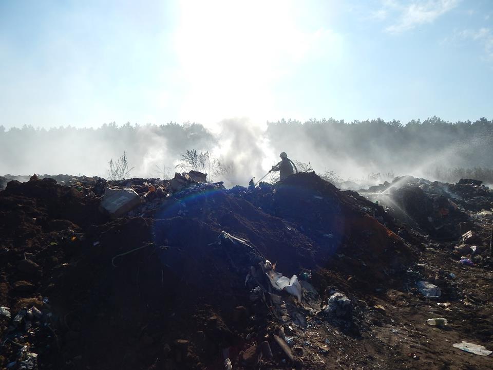 У Тростянці триває ліквідація пожежі на сміттєвому полігоні - фото 5