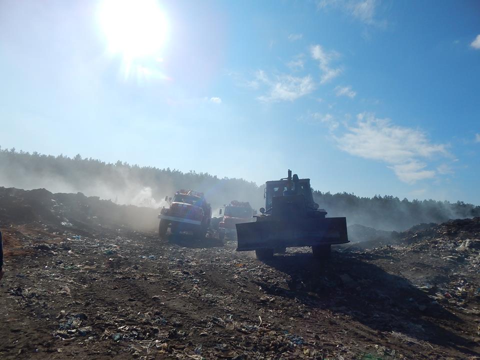У Тростянці триває ліквідація пожежі на сміттєвому полігоні - фото 8