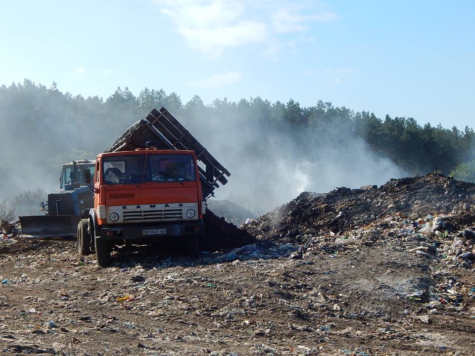 У Тростянці триває ліквідація пожежі на сміттєвому полігоні - фото 3