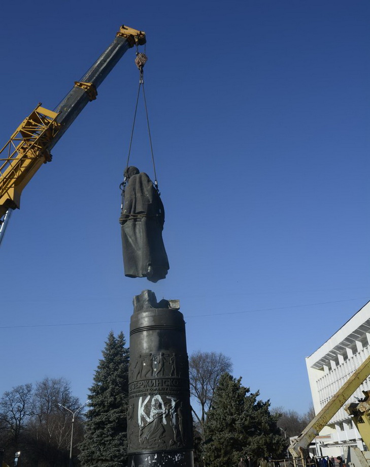 У Дніпродзержинську знесли пам'ятник радянському кату - фото 2