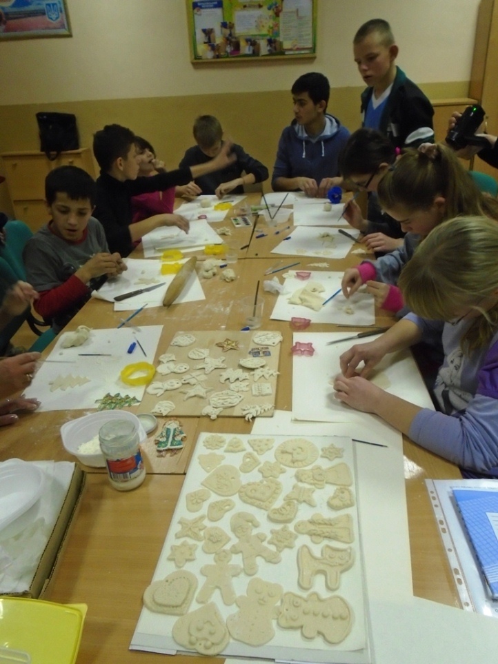 В Ужгороді особливі діти ліпили прикраси із солоного тіста - фото 1