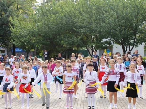 У Виноградові відбувся парад флеш-мобів "Молодь за мир"  - фото 1