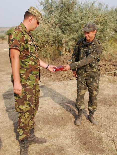Двох бійців 128 бригади нагородили орденом "За мужність" - фото 1