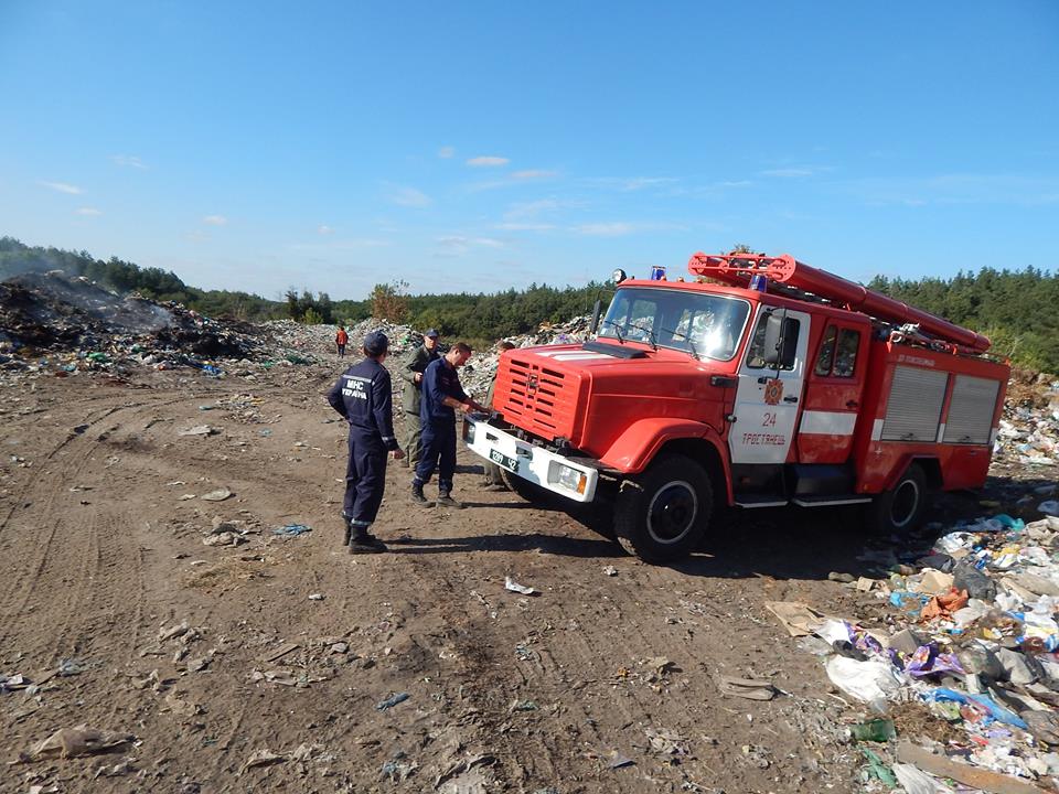 У Тростянці триває ліквідація пожежі на сміттєвому полігоні - фото 2